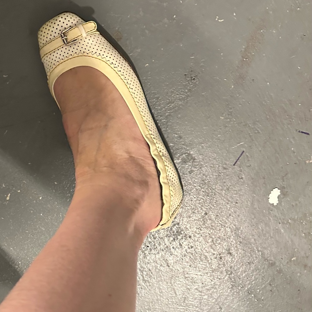 Authentic Fendi Ballerina Vernice Forata Cream Ballet Flats with Bow Accent - Picture 4 of 9